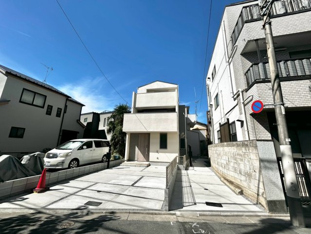 荒川区東尾久6丁目　新築戸建の前面道路含む現地写真|カースペースもしっかり確保。車での移動が欠かせないファミリーにも嬉しいプランです。