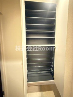 【玄関】 | シャンテオカ | 収納もある玄関です