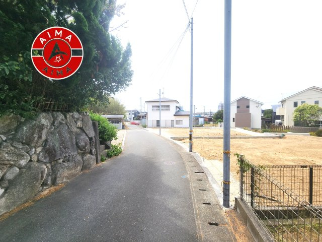 福津市西福間2丁目第1-2棟（1号棟）の外観|前面道路含む現地の写真です。