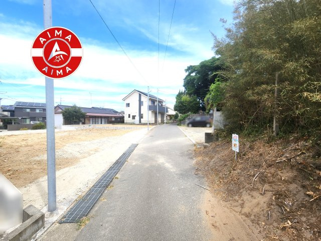 福津市西福間2丁目第1-2棟（2号棟）の前面道路含む現地写真|前面道路は閑静な住宅地をはしる車通りの少ない道路。お車の出し入れが苦手なママや小さなお子様にも安心ですね。しっかり舗装もされているので、ベビーカーや自転車で通っても快適に通行できます。