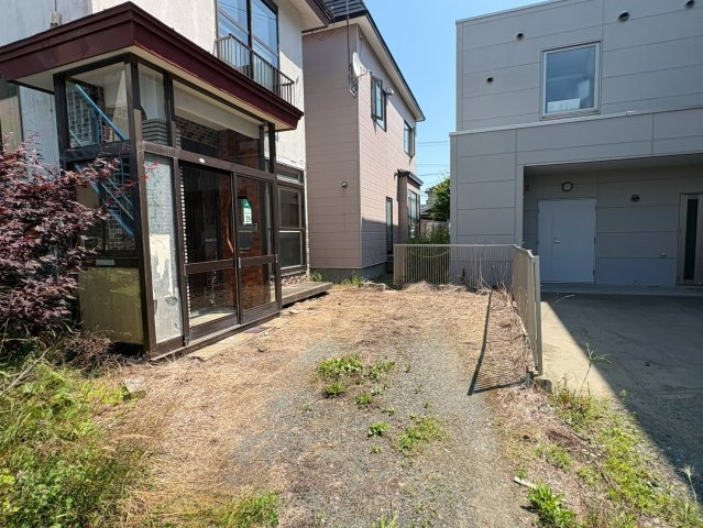 川北町8-32貸家の駐車場