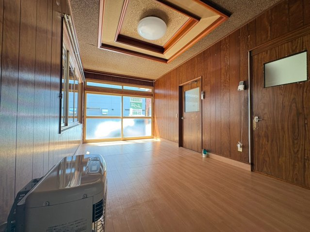 川北町8-32貸家の居間・リビング