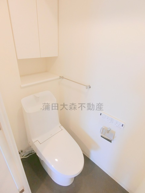 リバーレ蒲田仲六郷のトイレ|吊戸棚と温水洗浄便座付きのトイレ
