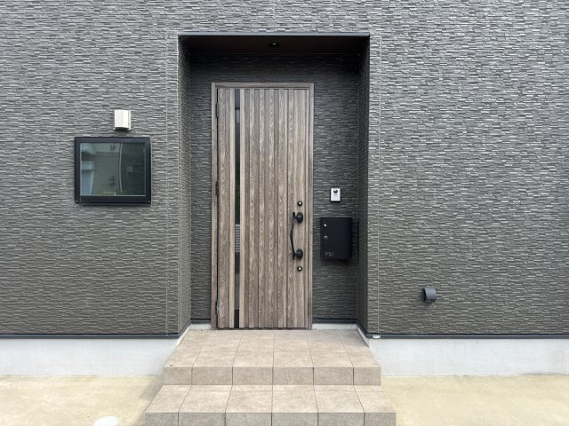 明石市二見町福里戸建の玄関