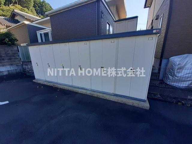 ブライトンコートの設備|冬用タイヤ保管に便利な外部物置付き◇