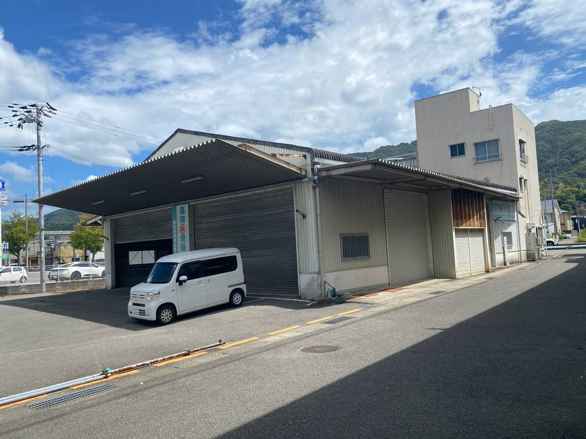 海南市名高　倉庫・事務所の外観