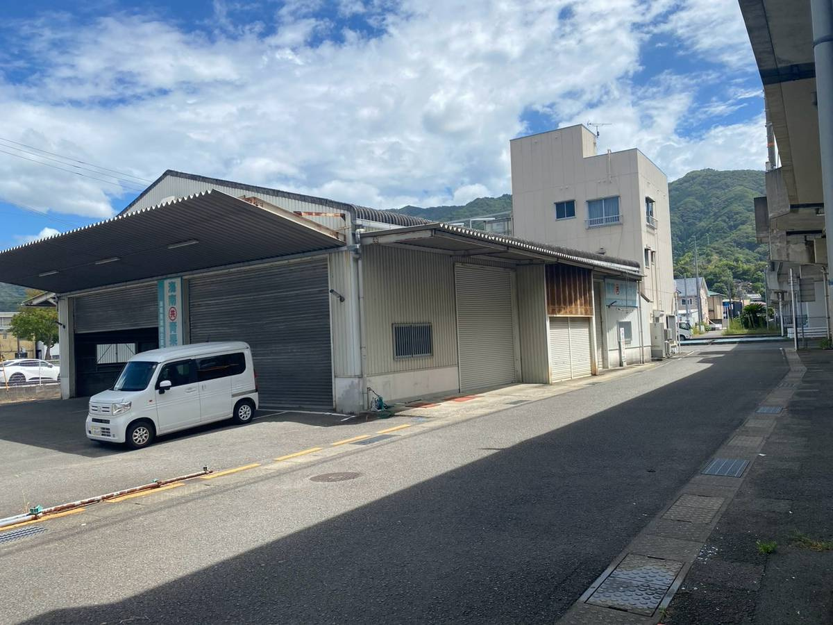 海南市名高　倉庫・事務所の外観