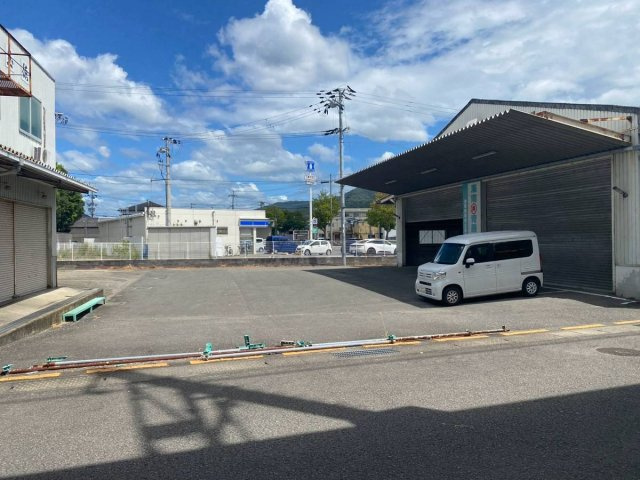 海南市名高　倉庫・事務所の駐車場