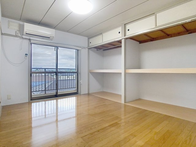 秀山ビルの居間・リビング