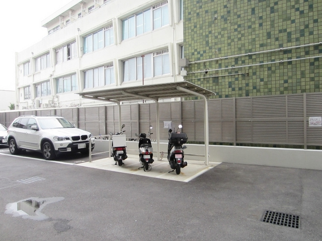 プルス上十条の駐車場|バイク置き場付きです。