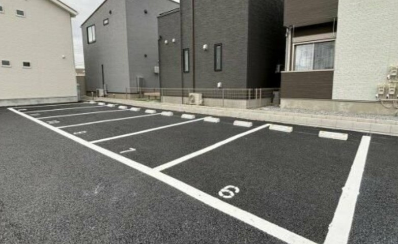 ベルソーデシャトンズの駐車場