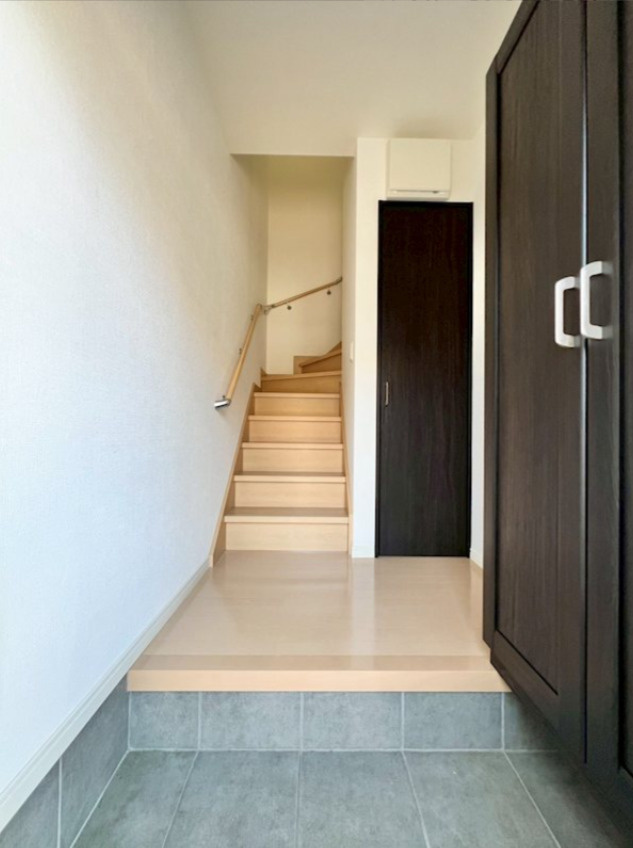 熊本市東区小山２丁目のアパートの玄関