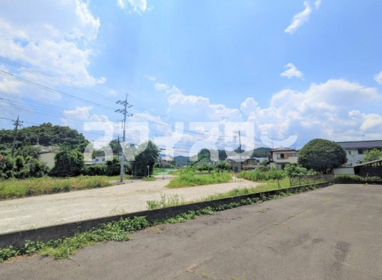 八王子市美山町のアパートの駐車場