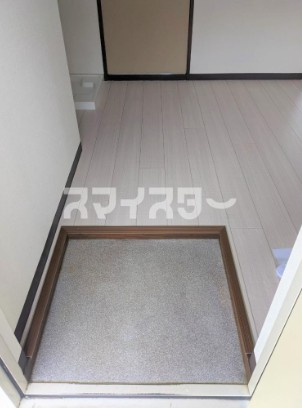 八王子市美山町のアパートの玄関