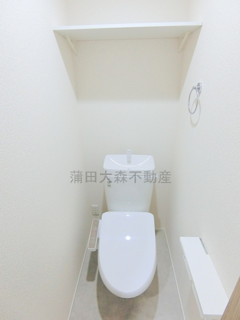 Lilas Terrace西糀谷(リラ　テラス西糀谷のトイレ|棚と温水洗浄便座付きのトイレ
