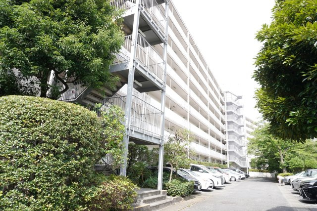 越谷ファミリータウンB棟の外観