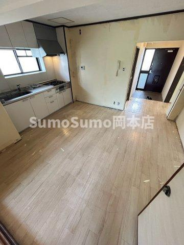 芦屋市宮塚町のアパートの居間・リビング|おしゃれな居間です