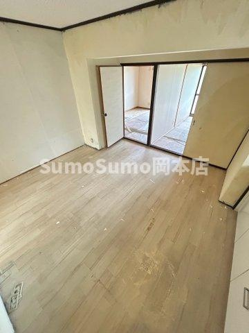 芦屋市宮塚町のアパートの居間・リビング|こちらのリビングで趣味の時間をお楽しみください