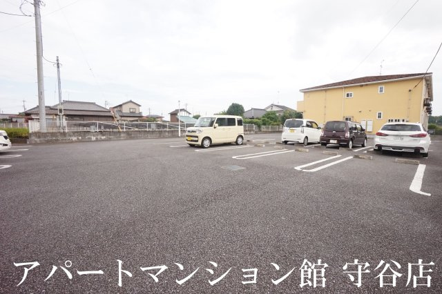 ヴェルサン・カメリアⅡの駐車場
