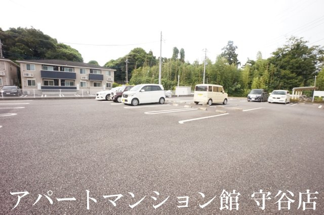 ヴェルサン・カメリアⅡの駐車場