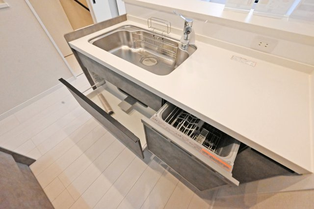 西宮市上田中町新築戸建│3LDK+駐車1台可のキッチン|ゆとりある調理スペースが確保されたキッチンは、ご家族で一緒に料理を楽しむことも可能な広さです。