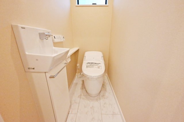西宮市上田中町新築戸建│3LDK+駐車1台可のトイレ|スタイリッシュなタンクレストイレを採用。手洗いスペースを独立して設けた、清潔感と使い勝手に配慮した上質なトイレ空間です。
