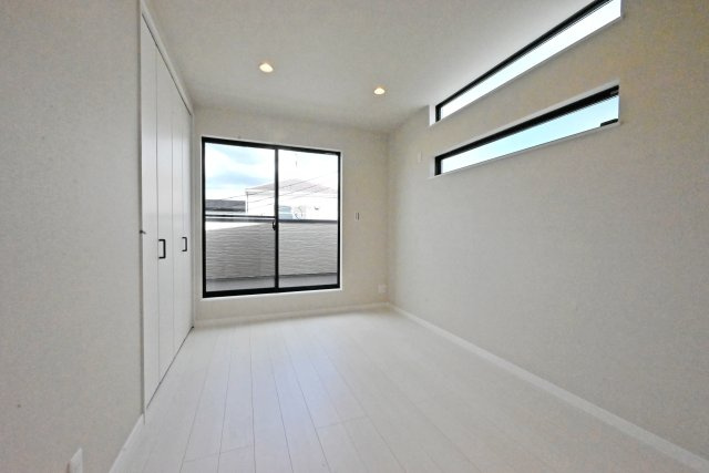 西宮市上田中町新築戸建│3LDK+駐車1台可の寝室|-洋室約5.9帖(3F)-
バルコニーに面した明るく開放感のある洋室。ゆったりとした広さで、主寝室にもおすすめの落ち着いた空間です。