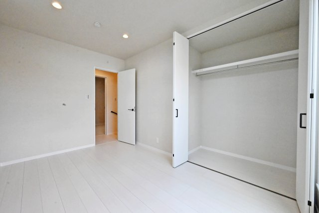 西宮市上田中町新築戸建│3LDK+駐車1台可の収納|-洋室約5.9帖(3F)-
収納スペースが充実した洋室で、衣類や日用品をすっきり整理でき、居住空間を広く快適に使える設計です。