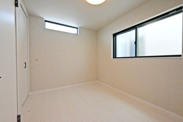 西宮市上田中町新築戸建│3LDK+駐車1台可の子供部屋|-洋室約5.3帖(3F)-
2面採光で明るく風通しの良い洋室。子ども部屋や書斎など、ライフスタイルに合わせて多目的に活用できる使い勝手の良い空間です。