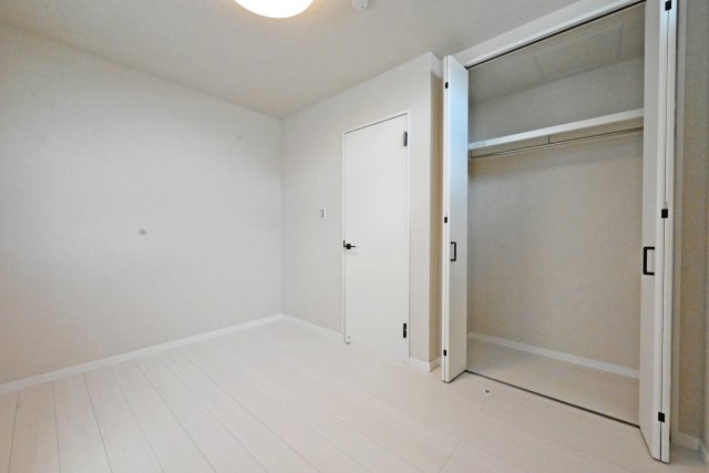 西宮市上田中町新築戸建│3LDK+駐車1台可の収納|-洋室約5.3帖(3F)-
クローゼットなどの収納を備えた洋室で、生活感を抑えながらすっきりとした空間を保ちやすくなっています。
