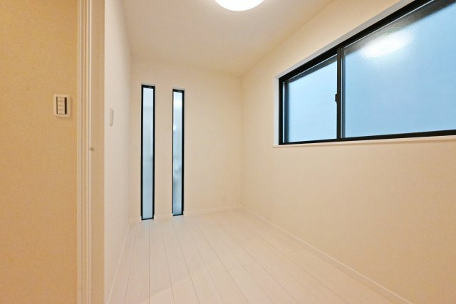 西宮市上田中町新築戸建│3LDK+駐車1台可の洋室|-洋室約4.1帖(1F)-
住まう方のライフスタイルに合わせて自由に使えるお部屋です。
