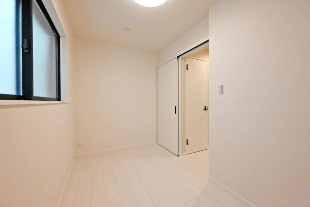 西宮市上田中町新築戸建│3LDK+駐車1台可の洋室|-洋室約4.1帖(1F)-
白を基調とした明るく清潔感のある洋室。シンプルで家具やインテリアにも合わせやすい、心地よい空間です。