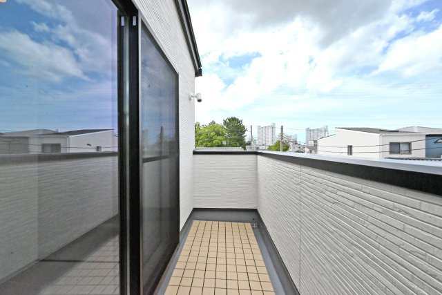 西宮市上田中町新築戸建│3LDK+駐車1台可のバルコニー|-3階バルコニー-
ゆとりある広さのワイドバルコニー。洗濯物や布団もゆったり干せる、使い勝手の良い開放的なスペースです。