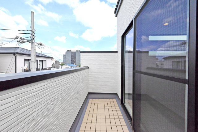 西宮市上田中町新築戸建│3LDK+駐車1台可のバルコニー|-3階バルコニー-
開放感のあるバルコニーで、心地よい風を感じながら気軽にリフレッシュできる、心地よいアウトドア空間です。