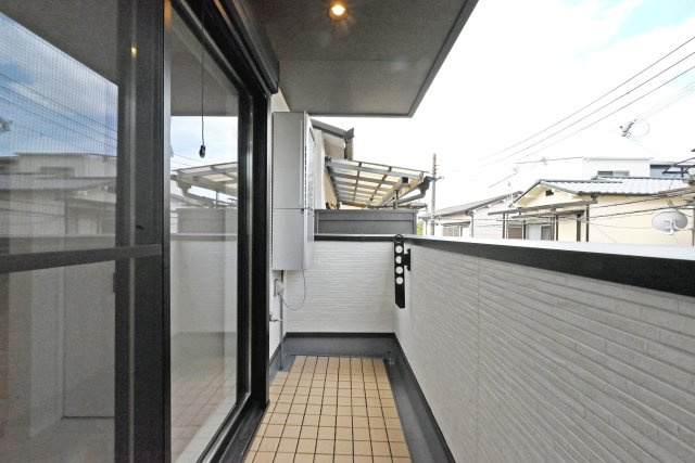 西宮市上田中町新築戸建│3LDK+駐車1台可のバルコニー|-2階バルコニー-
2階にもバルコニーを設け、洗濯物干しなどに便利。暮らしの中で気軽に外の空気を感じられる快適なスペースです。