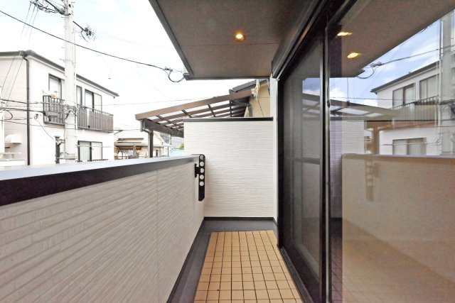 西宮市上田中町新築戸建│3LDK+駐車1台可のバルコニー|-2階バルコニー-
開放感のあるバルコニーで、洗濯物干しやちょっとした休憩スペースとしても活用できる、暮らしにゆとりをもたらす空間です。
