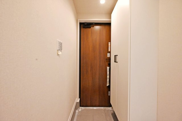 西宮市上田中町新築戸建│3LDK+駐車1台可の玄関|住まいの第一印象をつくる玄関で、シンプルで使いやすい設計により、毎日の出入りを快適に行える空間となっています。