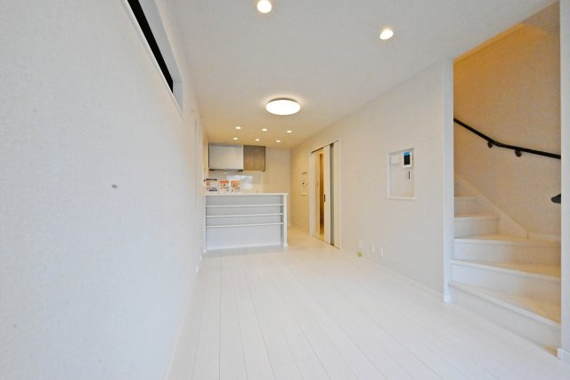 西宮市上田中町新築戸建│3LDK+駐車1台可の居間・リビング|家具の配置がしやすい設計で、生活スペースを広く確保できる使い勝手の良いLDKです。