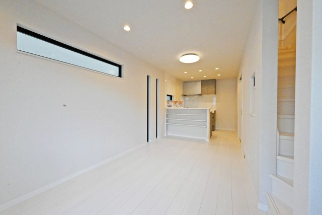 西宮市上田中町新築戸建│3LDK+駐車1台可の居間・リビング|リビング・ダイニング・キッチンが一体となった空間設計。ご家族との会話が自然と生まれる、温もりあふれる住まいです。