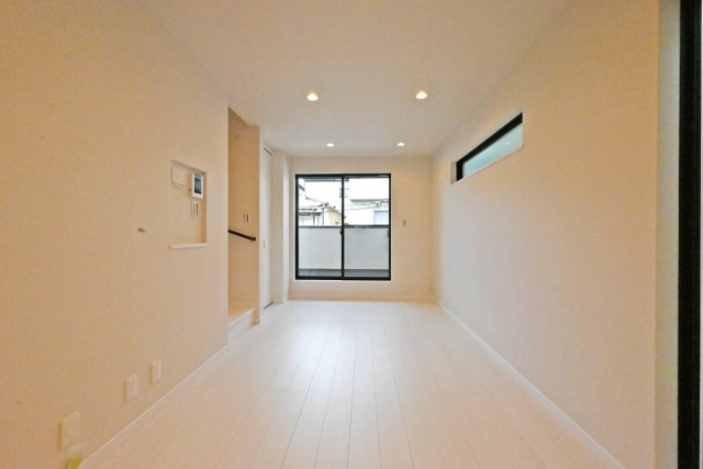 西宮市上田中町新築戸建│3LDK+駐車1台可の居間・リビング|採光・通風ともに良好なリビング。季節を問わず快適な室内環境を保ちやすい設計です。