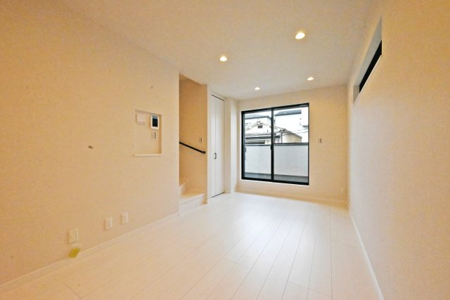 西宮市上田中町新築戸建│3LDK+駐車1台可の居間・リビング|2階に配置されたLDKは、道路からの視線が届きにくく、ご家族だけのプライベートな時間をゆったりとお過ごしいただけます。