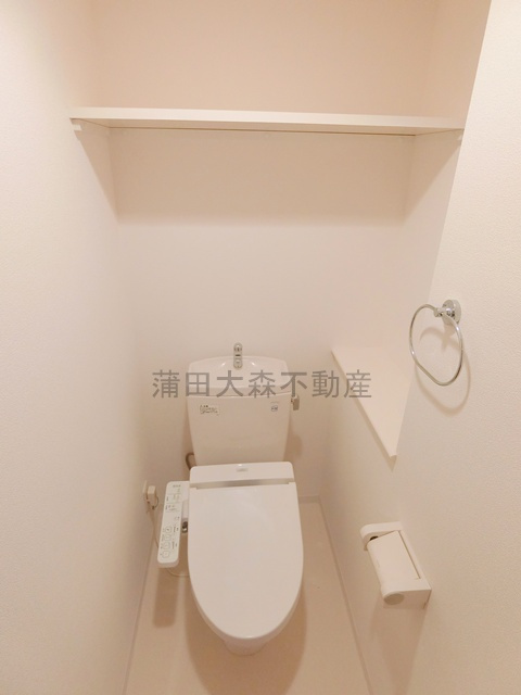 ご成約お客様向けのトイレ|棚と温水洗浄便座付きのトイレ　