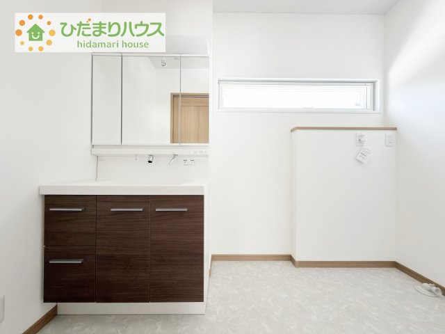 【独立洗面台】 | つくば市小野川　新築戸建　1号棟 | 三面鏡の大きな鏡は憧れます(^^♪
鏡の後ろは収納となっていて、細かいものでも収納できるのでスッキリと整理できます！