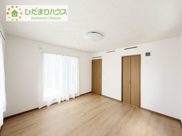 【寝室】 | つくば市小野川　新築戸建　1号棟 | バルコニーに面していて、たっぷり光りの入る明るい主寝室です！