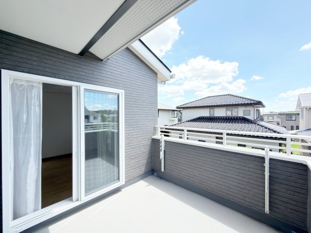 【バルコニー】 | つくば市小野川　新築戸建　1号棟 | 広々としたバルコニーは、大量の洗濯物を干しても余裕！お布団だって、家族全員分をいっきに干せますね(^O^)