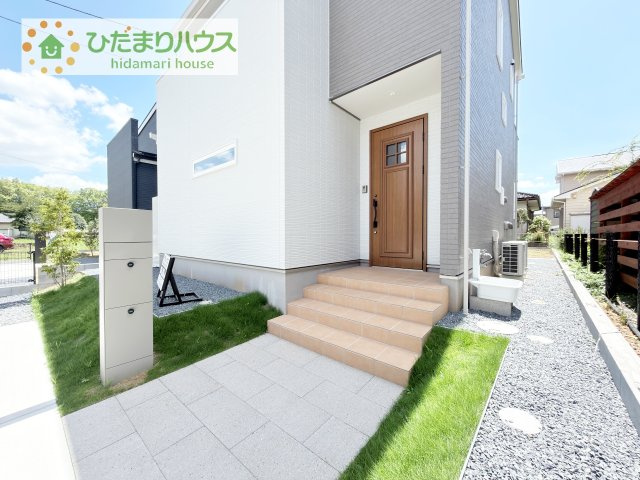 【玄関】 | つくば市小野川　新築戸建　1号棟 | 人工芝があり彩りを豊かにしてくれます♪