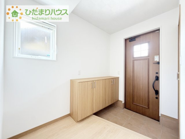 【玄関】 | つくば市小野川　新築戸建　1号棟 | 小窓が付いているドアなので明るいスペースになっています♪