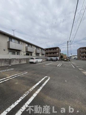 マイトレーヤの駐車場|※同一建物別号室のお写真です。