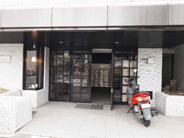 ダイニチ館Ｆ－２(F-002)のエントランス