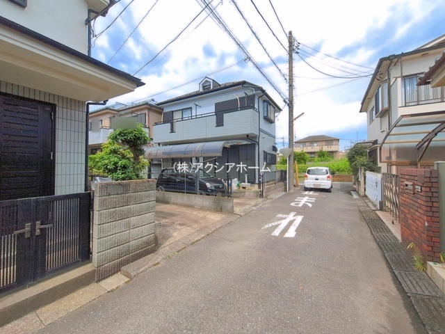 所沢市下安松　中古一戸建　～リフォーム実施～の前面道路含む現地写真